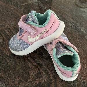 Toddler girls Nike sneakers